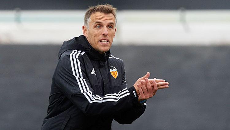 Phil Neville saat menjadi asissten pelatih di Valencia. Copyright: INDOSPORT