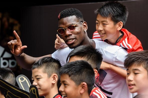 Paul Pogba bercengkrama dengan para penggemarnya di China. Copyright: 