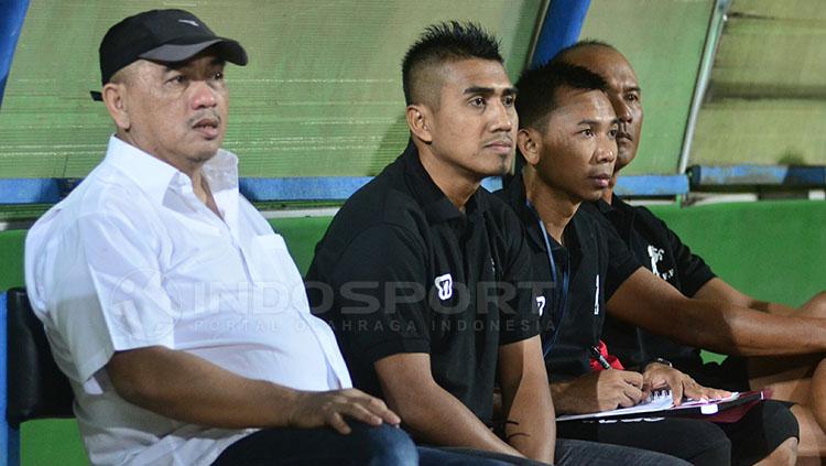 Indosport - Direktur Teknik DPFF MU, Raja Isa saat mendampingi skuatnya beruji coba dengan Timnas U-19.