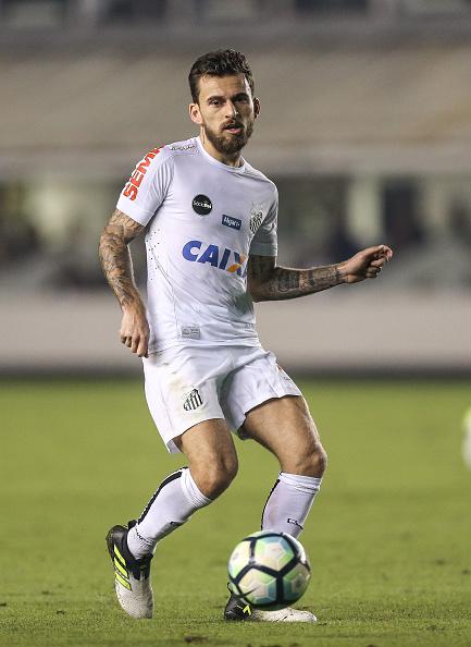 Lucas Lima, playmaker Santos yang ingin didatangkan Barcelona. Copyright: INDOSPORT