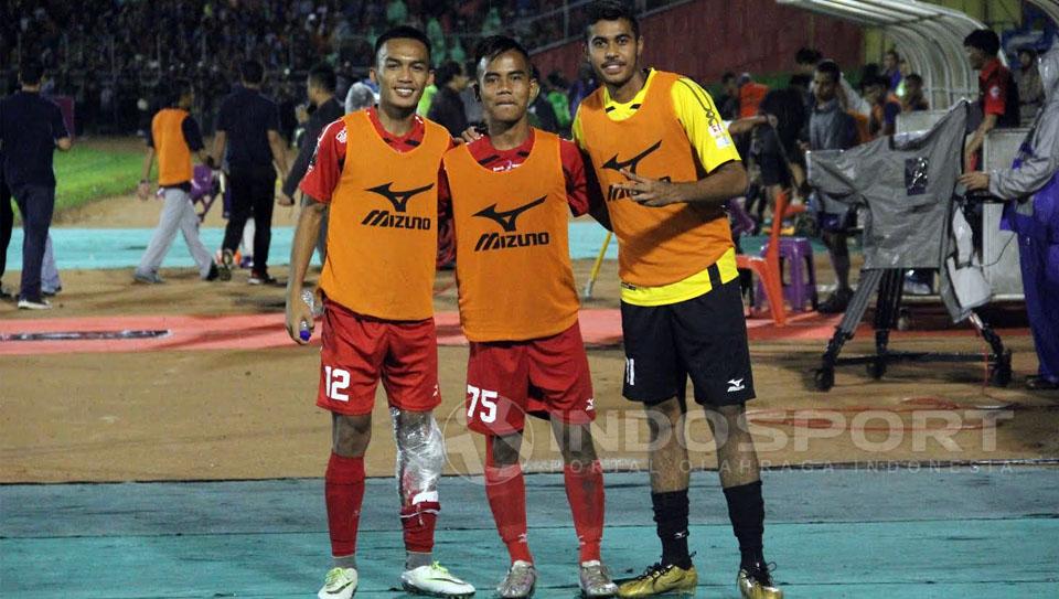 Pemain U-22 Semen Padang saat ini, (dari kiri), Adi Nugroho, Kevin Ivander, Rendy Oscario. Copyright: Taufik Hidayat/Indosport.com