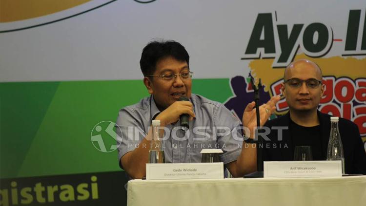 Gede Widiade (kiri) memberikan statement ditemani oleh Arief Wicaksono Copyright: Zainal/INDOSPORT