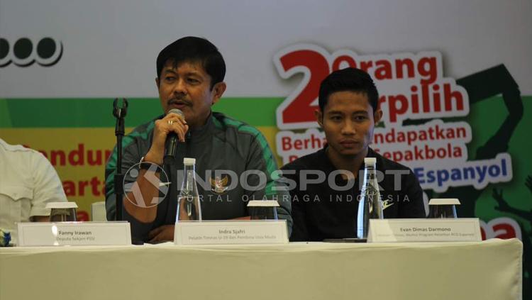 Coach Indra Sjafri (kiri) dan Evan Dimas (kanan). Copyright: Zainal/INDOSPORT
