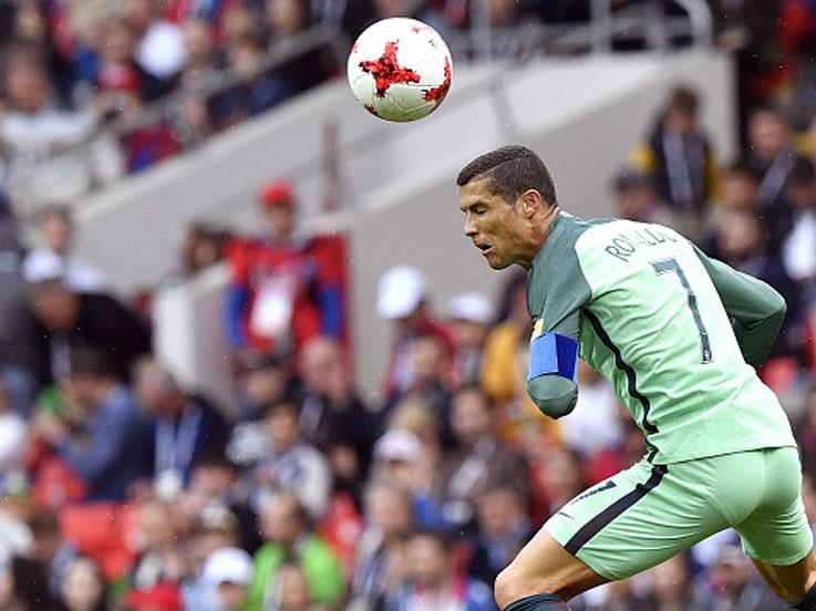 Cristiano Ronaldo sedang melakukan sundulan. Copyright: Getty Images