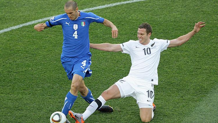 Chris Killen (kanan) saat membela Timnas Selandia Baru melawan Italia. - INDOSPORT