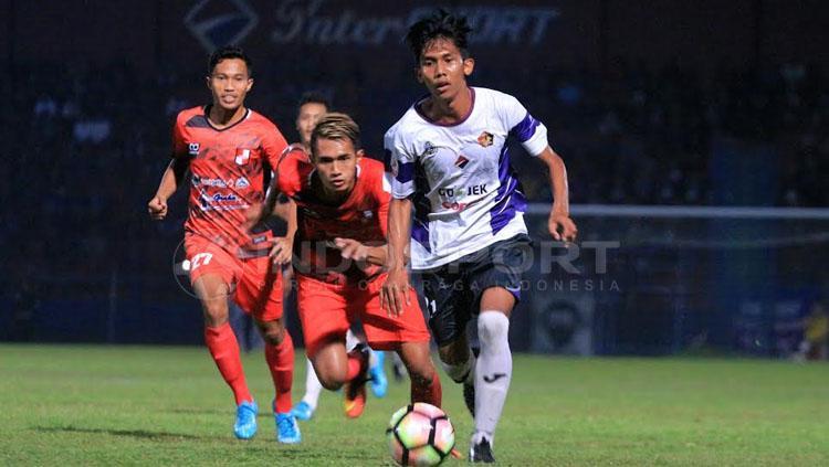 Ferri Rahmad saat dikawal ketat dua pemain PSBI. Copyright: Ian Setiawan/INDOSPORT