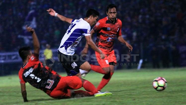 Adi Eko Jayanto saat dijatuhkan bek PSBI dan berbuah penalti yang gagal berbuah gol. Copyright: Ian Setiawan/INDOSPORT