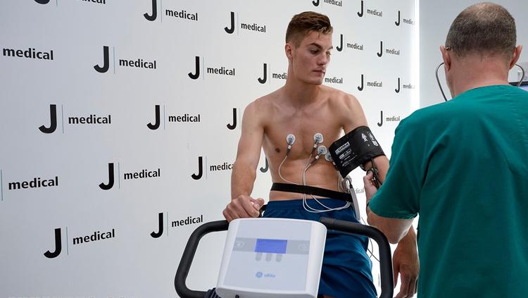 Patrik Schick saat jalani tes medis di Juventus. Copyright: Twitter@juventusfcen