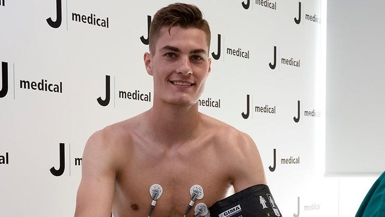 Patrik Schick saat jalani tes medis di Juventus. Copyright: Twitter@juventusfcen