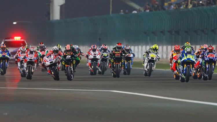 Pembalap MotoGP dalam posisi star.
