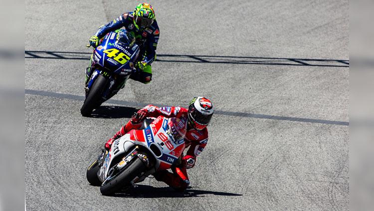 Valentino Rossi tampak dibelakang mantan setimnya, Jorge Lorenzo di MotoGP Catalunya. Copyright: INDOSPORT