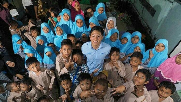 Suasana Rio Haryanto saat buka bersama dengan anak-anak TPA Mushola Al Furqon. Copyright: Twitter@RHaryantoracing