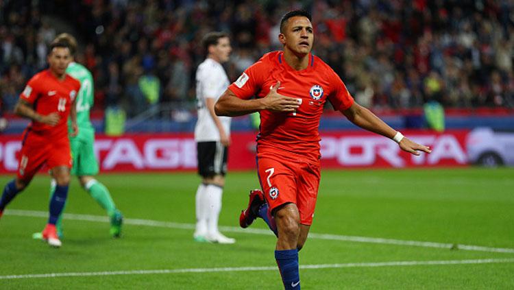 Alexis Sanchez selebrasi. Copyright: INDOSPORT