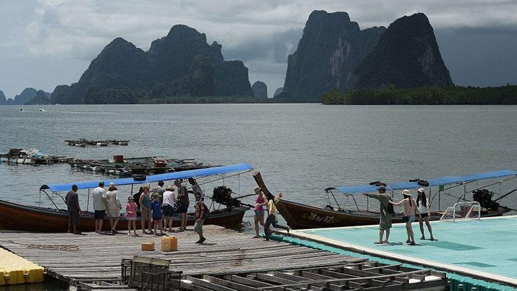 Lapangan Terapung  di Thailand. Copyright: dailymail.co.uk