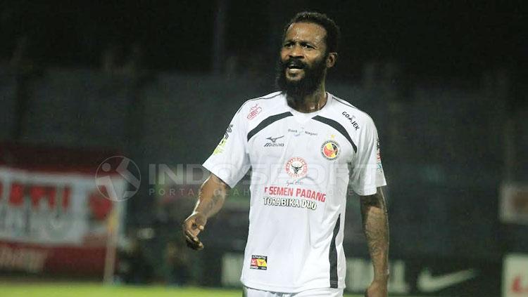 Didier Zokora saat Semen Padang melawan Madura United. Copyright: Ian Setiawan/INDOSPORT