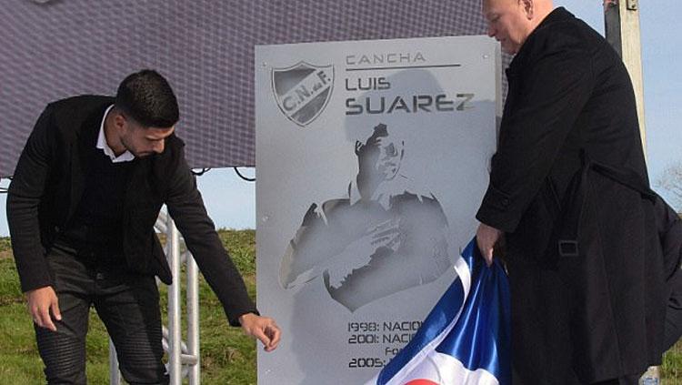 Luis Suarez membuka lapangan di klub Nacional. Copyright: dailymail.co.uk