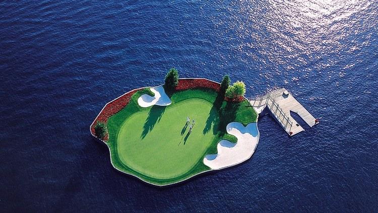 Lapangan golf terapung di Idaho, Amerika Serikat.