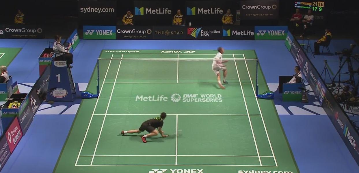 Vitinghus berlari mengejar bola pukulan Shi Yuqi Copyright: BadmintonWorld.tv