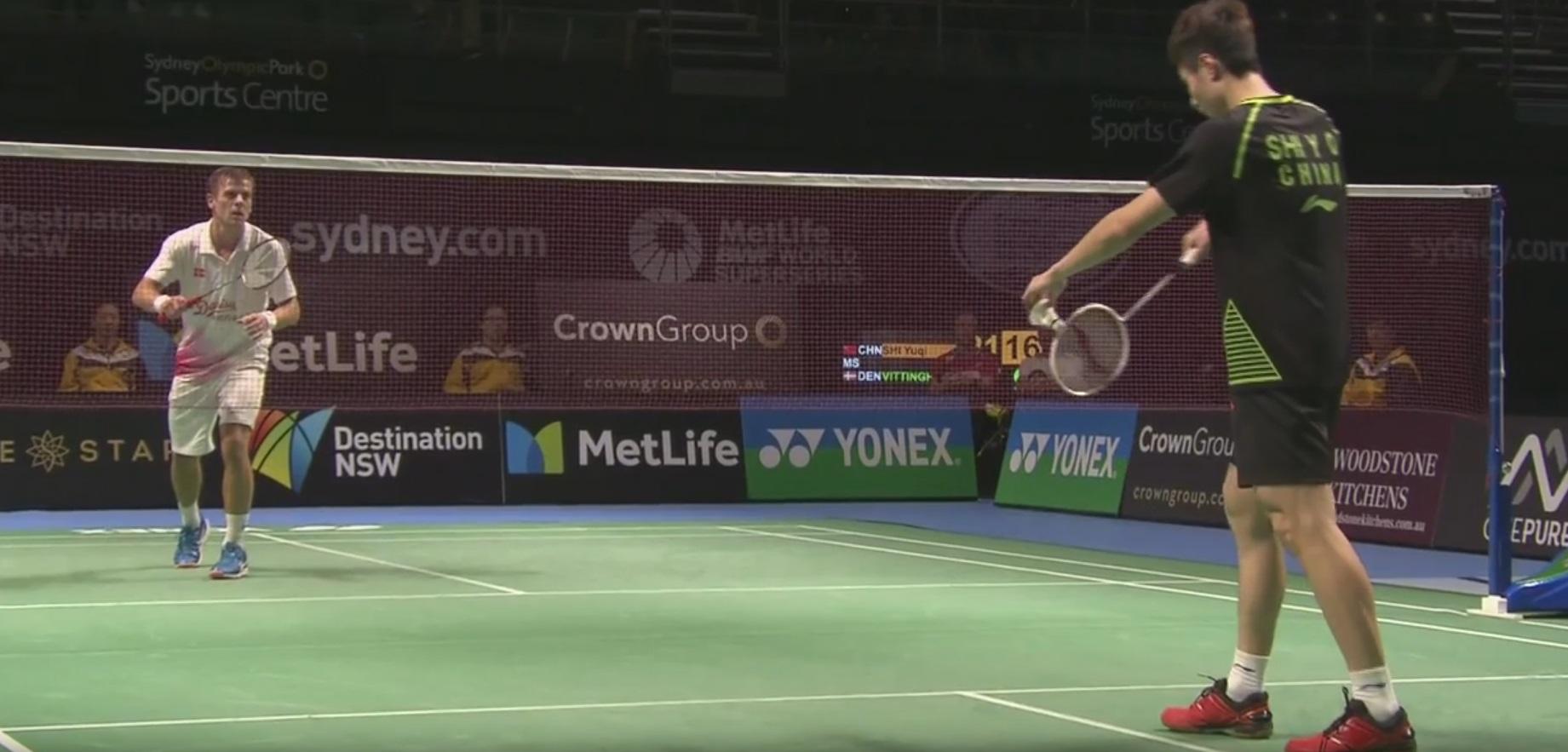 Shi Yuqi hendak melakukan servis ke arah Vittinghus.
