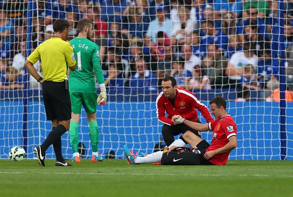 Jonny Evans ketika mendapatkan cedera di Manchester United. Copyright: Getty Images