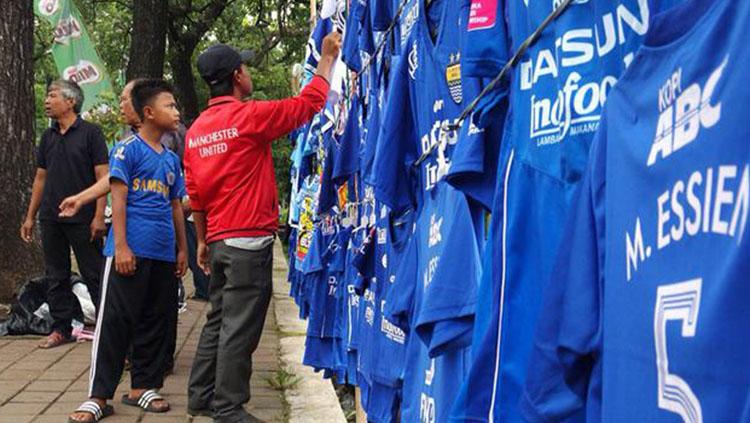 Pedagang jersey Persib Bandung menjerit karena omset menurun. Copyright: Internet