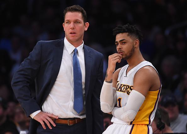 Pelatih LA Lakers, Luke Walton (kiri) dan D Angelo Russell. Copyright: INDOSPORT