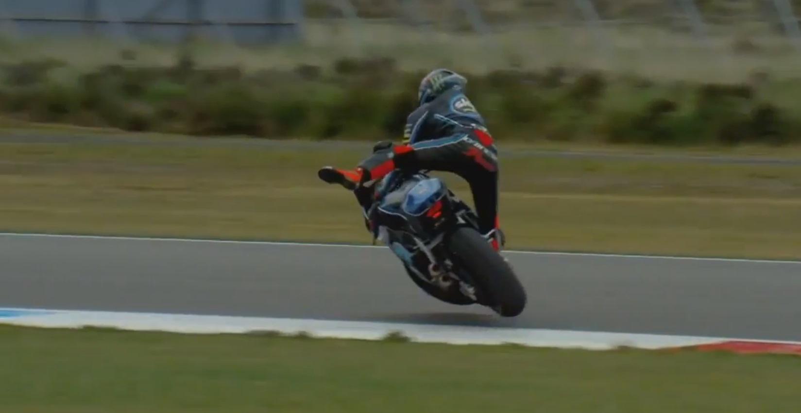 Momen ketika motor Francesco terpelanting ke udara. Copyright: Twitter MotoGP