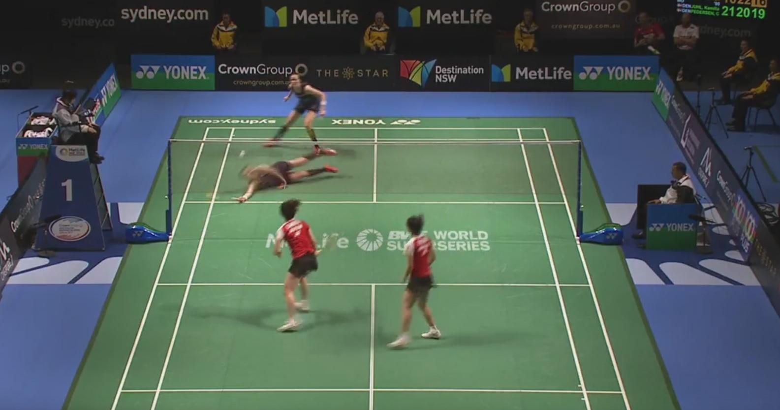 Kamila/Christina untuk kedua kalinya dibuat jatuh oleh pasangan Jepang. Copyright: BadmintonWorld.tv