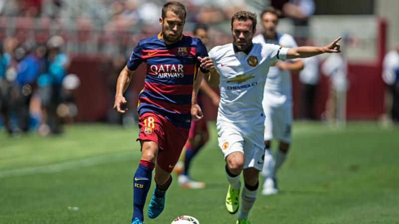 Jordi Alba (kiri) berhadapan dengan Juan Mata dalam laga pramusim melawan Manchester United. - INDOSPORT