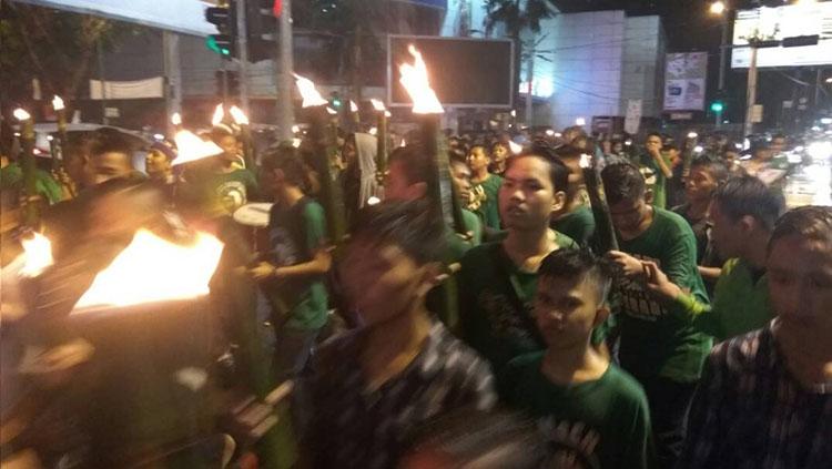 Tanpa memperdulikan hujan, para Smeck tetap semangat melakukan kegiatan pawai obor.