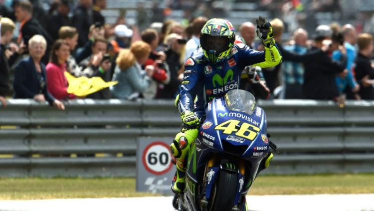 Valentino Rossi menang di MotoGP Belanda. Copyright: Twitter/Crash