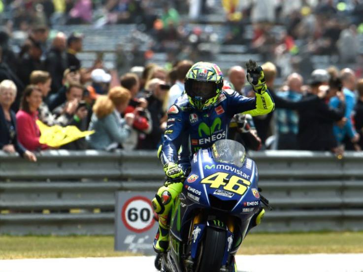 Valentino Rossi menang di MotoGP Belanda. Copyright: Twitter/Crash