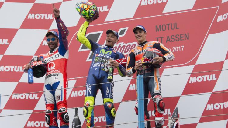 Valentino Rossi, Danilo Petrucci, dan Marc Marquez di podium MotoGP Belanda. Copyright: INDOSPORT