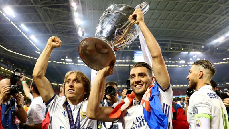 Mateo Kovacic (kanan) mengangkat trofi Liga Champions bersama dengan Luka Modric. Copyright: INDOSPORT