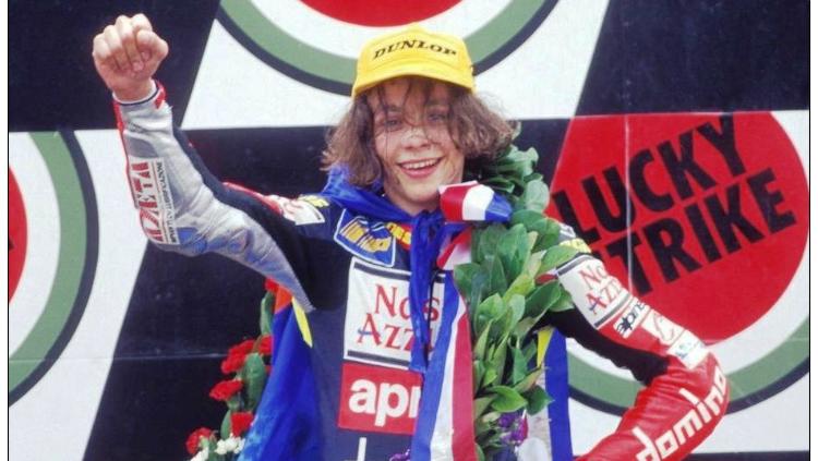 Valentino Rossi saat menang di Sirkuit Assen pada 1997. Copyright: Delcampe