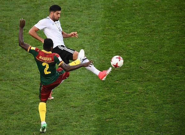 Ernest Mabouka ketika menendang Emre Can. Copyright: INDOSPORT