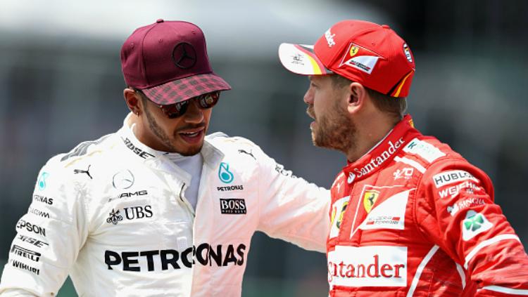 Pembalap Formula 1 (F1). Sebastian Vettel, buka suara soal rumor yang menyebut Lewis Hamilton akan segera hengkang dari Mercedes ke Ferrari. - INDOSPORT