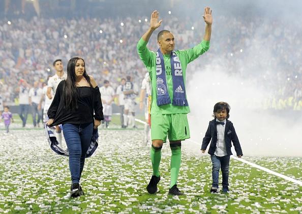 Keylor Navas dan anaknya, Mateo Navas merayakan kemenangan Liga Champions yang diraih bersama Real Madrid. Copyright: Indosport