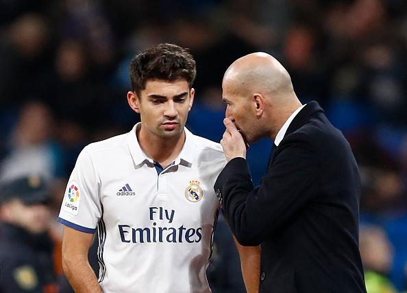 Zinedine Zidane (kanan) saat memberikan arahan kepada anaknya, Enzo Zidane. Copyright: INDOSPORT