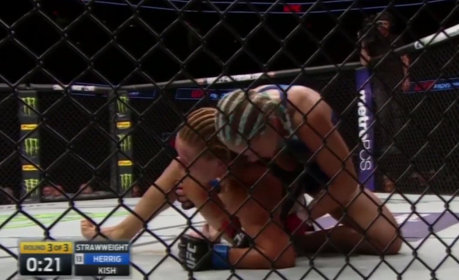 Situasi pertandingan Justine Kish melawan Felice Herrig. Copyright: Rant Sports