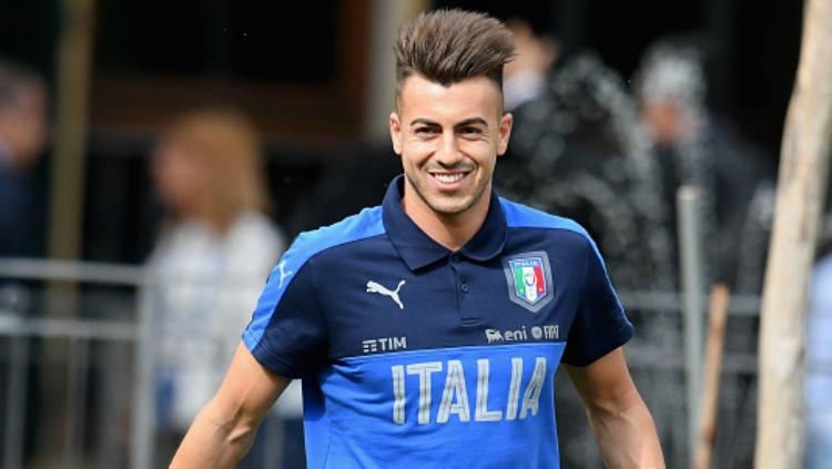 Mantan winger AC Milan dan AS Roma yang kini memperkuat Shanghai Shenhua, Stephan El Shaarawy, mengucapkan selamat ramadan dengan latar belakang masjid.
