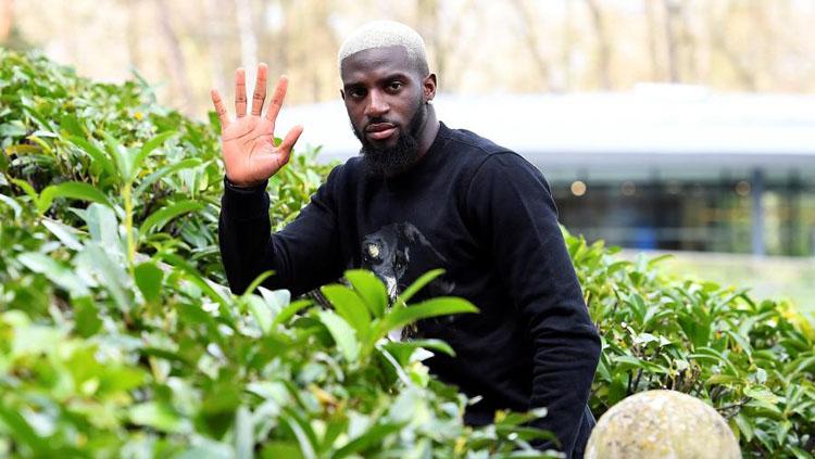 Tiemoue Bakayoko telah tiba di London untuk menjalani tes medis di Chelsea. Copyright: INDOSPORT