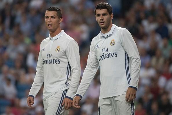 Cristiano Ronaldo (kiri) dan Alvaro Morata saat sama-sama membela Real Madrid di musim 2016/17. Copyright: INDOSPORT