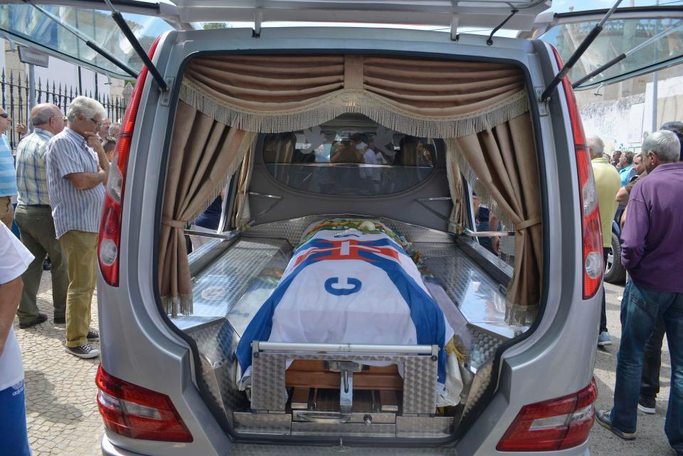 Peti Jenasah Felix Mourinho saat berada di dalam mobil jenazah. Copyright: TheSun/Solarpix