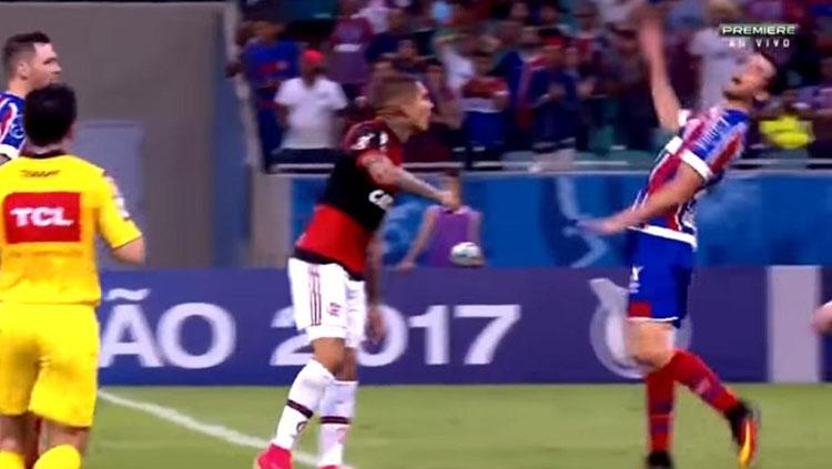 Aksi%20diving%20yang%20dilakukan%20Lucas%20Fonseca.