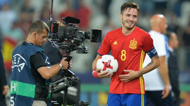 Saul Niguez membawa bola pulang pasca mencetak hattrick ke gawang Donnarumma. Copyright: INDOSPORT