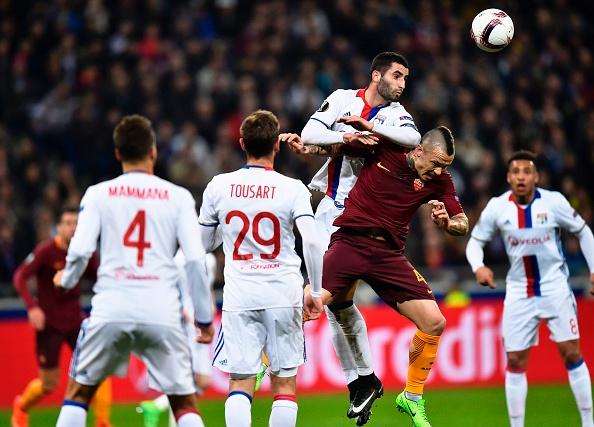 Maxime Gonalons (loncat) dan Radja Nainggolan ketika berhadapan di Liga Europa. Copyright: INDOSPORT