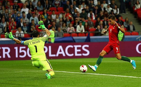 Peluang striker Portugal, Andre Silva (kanan) mampu dimentahkan oleh kiper Chile, Claudio Bravo. Copyright: INDOSPORT