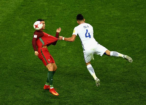 Bek Chile, Isla (kanan) mampu menjaga pergerarakan striker Portugal, Cristiano Ronaldo dengan baik. Copyright: INDOSPORT