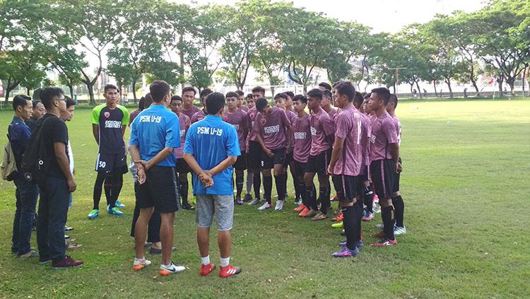 Para pemain PSM Makassar U-19 mendengarkan instruksi pelatih. Copyright: Muhammad Nur/INDOSPORT.